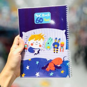 عکس دفتر نقاشی 60 برگ سیبو طرح پسر و عروسک هایش روی تخت کد f 16/2 - شماره 11