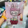 نقاشی الماسی طرح لبوبو و توت فرنگی سایز 30 در 40 مدل بوم دار